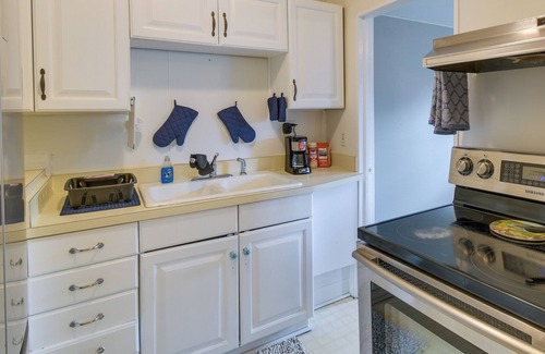 Lakeside House | Charming Orange Park Home Near Doctors Lake!