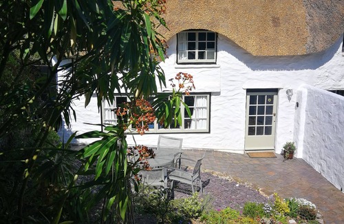 South Milton Cottage | Charming period thatched cottage - close to beach & coast path.