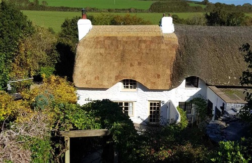 South Milton Cottage | Charming period thatched cottage - close to beach & coast path.