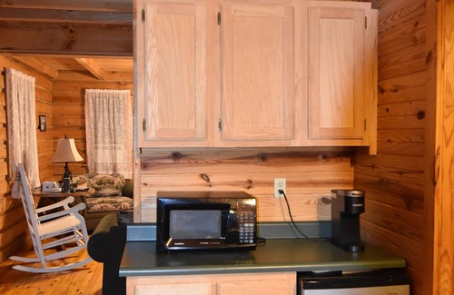 Woodbine Cabin | Charming pondside cabin with semi-private 2-bedrooms 5 minutes from Laurel Lake
