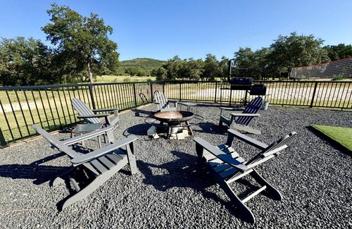 Sabinal House | Charming Pool House and Porch Bedroom with AC in Concan