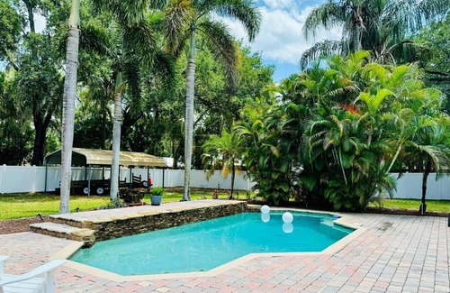 Edgewood House | Charming pool house with 3-bedrooms with WiFi, AC in delightful Orlando location