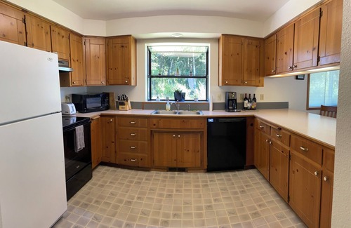 Randle Cabin | Charming private 3-bedroom cabin with WiFi, AC and Hot Tub in quaint Randle.