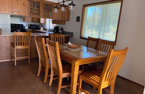 Randle Cabin | Charming private 3-bedroom cabin with WiFi, AC and Hot Tub in quaint Randle.