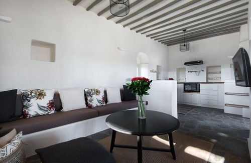 Mykonos Town Villa | Charming Private Greek Heritage Retreat (Tavros)