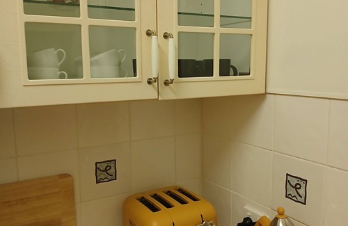 Beachmere House | Charming Queenslander in Beachmere: WiFi, A/C, Netflix, Kayo, Sleeps up to 10.