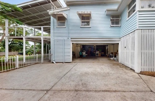 Beachmere House | Charming Queenslander in Beachmere: WiFi, A/C, Netflix, Kayo, Sleeps up to 10.