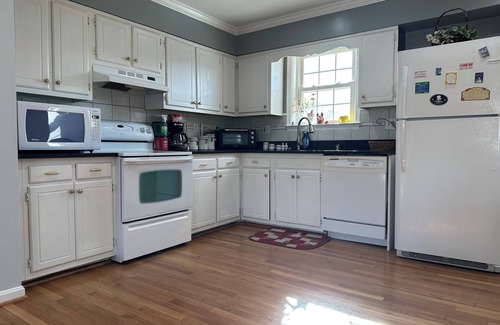 Hillcrest Heights House | Charming Recently Renovated 3-bedroom home in Temple Hills