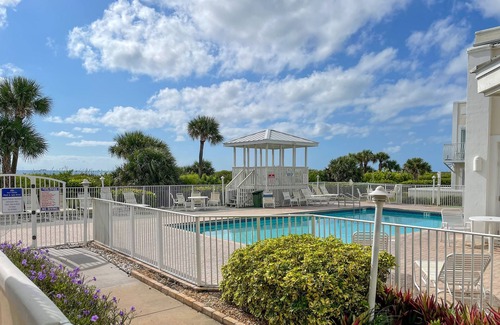 Cape Caneveral Beach Gardens Condo | Charming Remodeled 1-bedroom condo - Pool, Hot Tub, Beach Access, Sleeps 4