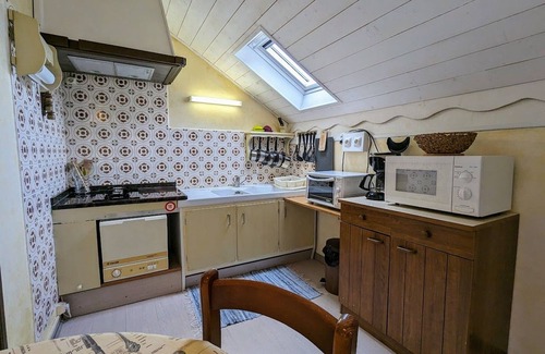 Le Syndicat Apartment | Charming Renovated Farmhouse, Near Ski Resorts & Hiking Trails, All-Inclusive, Close to Amenities
