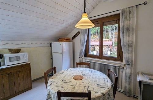 Le Syndicat Apartment | Charming Renovated Farmhouse, Near Ski Resorts & Hiking Trails, All-Inclusive, Close to Amenities