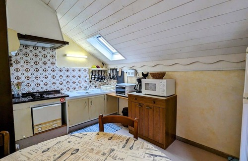 Le Syndicat Apartment | Charming Renovated Farmhouse, Near Ski Resorts & Hiking Trails, All-Inclusive, Close to Amenities
