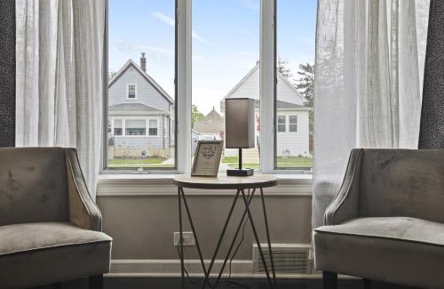 Des Plaines House | Charming Retreat in the Heart of Des Plaines residence