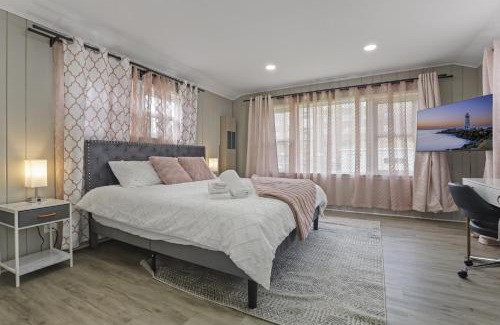 Des Plaines House | Charming Retreat in the Heart of Des Plaines residence