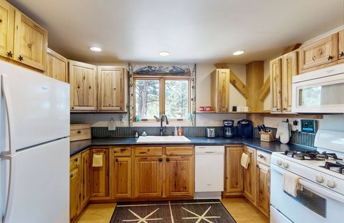 Florissant House | Charming retreat with modern comforts in serene views of Pike's Peak