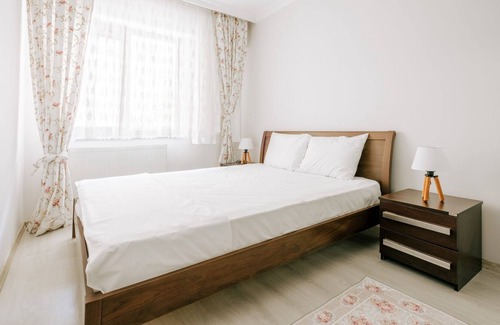 Atasehir Apartment | Charming Retreat with Stunning Views Atasehir