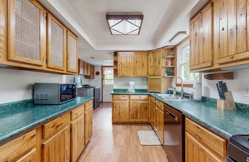 Marshall House | Charming Riverfront House with Full Kitchen, Wifi, and Central AC | Dog-Friendly