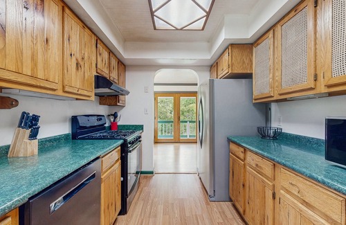 Marshall House | Charming Riverfront House with Full Kitchen, Wifi, and Central AC | Dog-Friendly