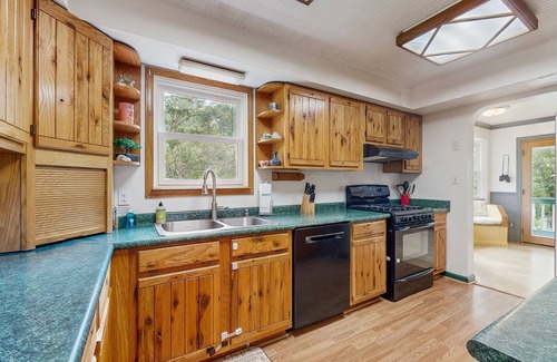 Marshall House | Charming Riverfront House with Full Kitchen, Wifi, and Central AC | Dog-Friendly