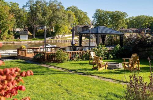 Wasaga Beach Villa | Charming riverside cottage, walk to beach