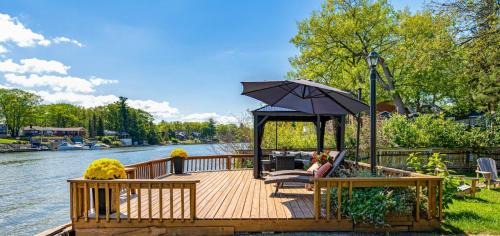 Wasaga Beach Villa | Charming riverside cottage, walk to beach