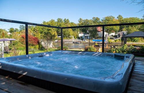 Wasaga Beach Villa | Charming riverside cottage, walk to beach