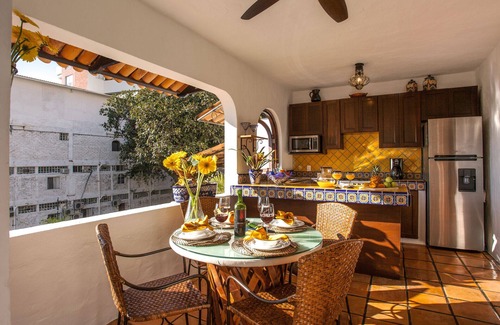 Romantic Zone Condo | Charming Romantica Zone condo-ocean and mountain views-minutes from the beach!