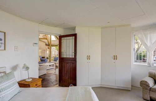 Sandbaai House | Charming rondavels 100 meters from sea