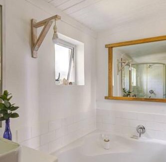 Sandbaai House | Charming rondavels 100 meters from sea