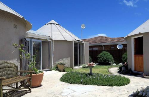 Sandbaai House | Charming rondavels 100 meters from sea