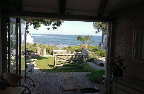 Sandbaai House | Charming rondavels 100 meters from sea