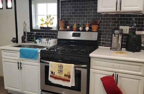 North Bergen Apartment | Charming room, 15 minutes away via ferry to NYC