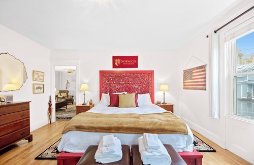 Northfield Bed & Breakfast | Charming room in bed & breakfast in enchanting Northfield with WiFi