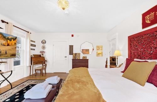 Northfield Bed & Breakfast | Charming room in bed & breakfast in enchanting Northfield with WiFi