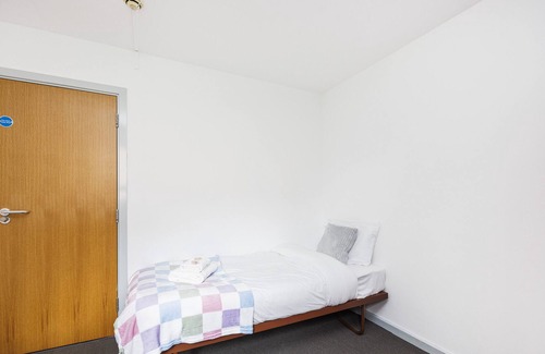 Bramcote Apartment | Charming Room Near Highfields Park