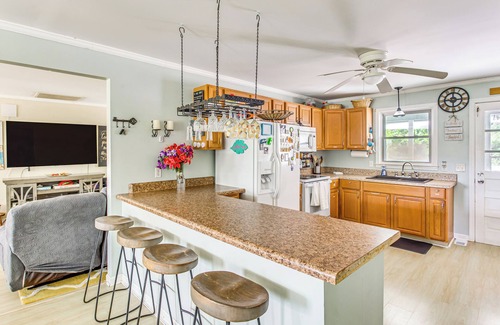 Shallotte House | Charming Shallotte Home ~ 4 Mi to Ocean Isle Beach