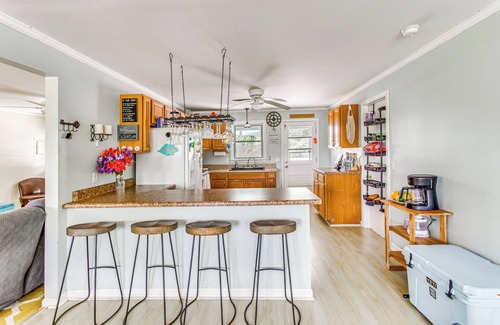 Shallotte House | Charming Shallotte Home ~ 4 Mi to Ocean Isle Beach