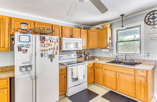 Shallotte House | Charming Shallotte Home ~ 4 Mi to Ocean Isle Beach