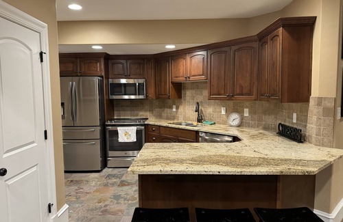Alpine House | Charming Spacious 2-bedroom Guest Suite in Highland
