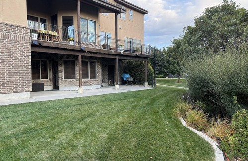 Alpine House | Charming Spacious 2-bedroom Guest Suite in Highland