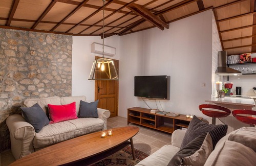 Vinisce Villa | Charming Stone Villa- Cottage with Private Heated Pool and lovely ocean view