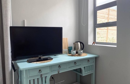 West Beach House | Charming Studio Cottage in Kite-Surfer's Paradise West Beach