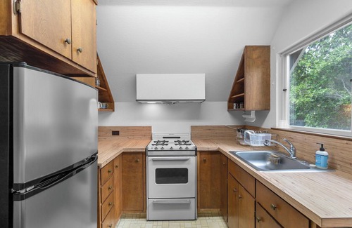 Los Gatos Apartment | Charming studio in marvelous Los Gatos with WiFi, AC