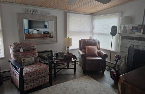 Dover House | Charming studio in peaceful Dover with AC, WiFi, pool, hot tub