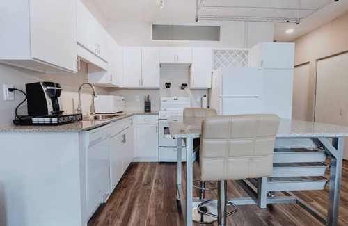 DeBaliviere Place Apartment | Charming Studio King Bed & Pool St Louis