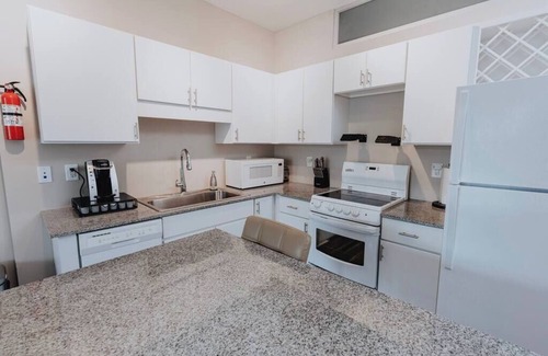 DeBaliviere Place Apartment | Charming Studio King Bed & Pool St Louis