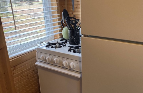 Applegate Cottage | Charming studio overlooking the lake