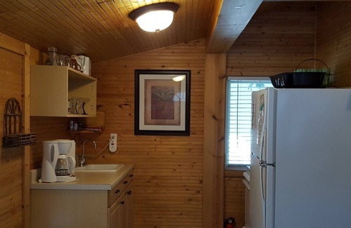 Applegate Cottage | Charming studio overlooking the lake