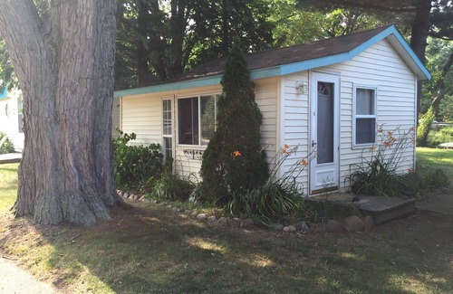 Applegate Cottage | Charming studio overlooking the lake