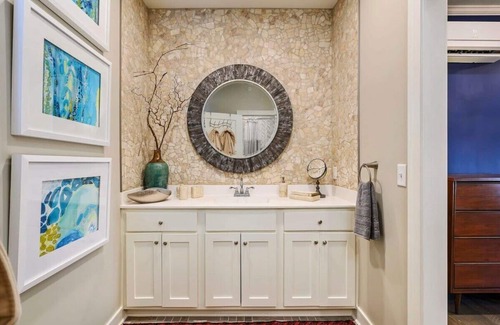 Parkville Apartment | Charming Studio Queen Bed Wifi+Shopping